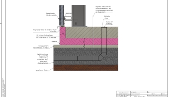 Das Bild zeigt einen detaillierten Schnitt einer Energiesparbodenplatte im Wandbereich einer Stahlhalle. Die verschiedenen Schichten und Materialien sind beschriftet und erläutert.